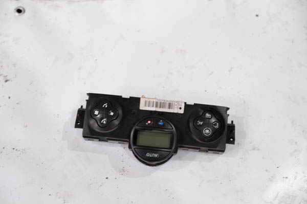 Megane çıkma yedek parça_MEGANE 2 KLİMA KONTROL PANELİ ELEKTRİKLİ (2)